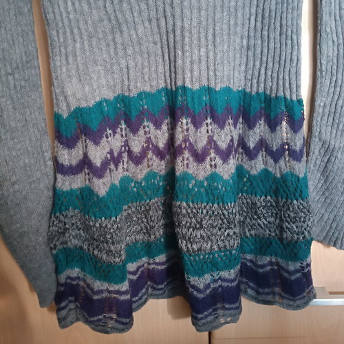 Knitted dress like new, size M, gray with petrol and purple patterns