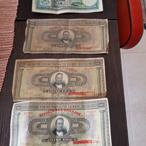 Old collectible banknotes used, 7 of 1000 drachmas and 4 of 500 drachmas