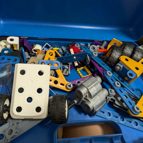 Learning and Assembly Suitcase used with parts