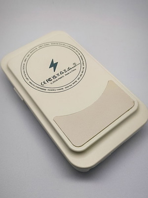 Magnetic Wireless External Battery for iPhone with USB-C