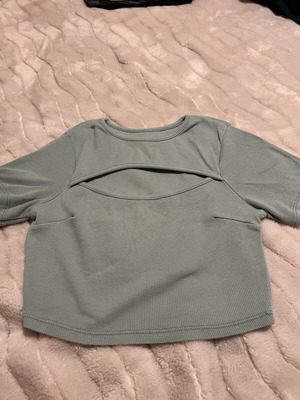 Crop & rib pistachio blouse like new