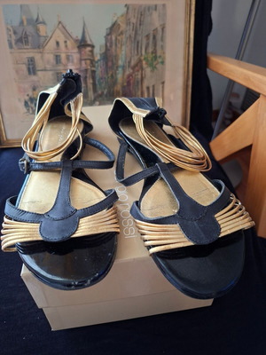 Sandals size 37 used, leather black with gold design