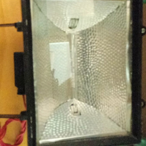 Halogen floodlight 1,000 watt new with extra bulb