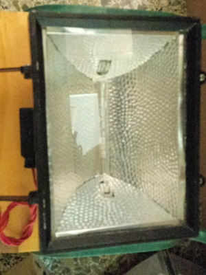 Halogen floodlight 1,000 watt new with extra bulb