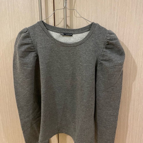 Gray sweatshirt with bold shoulders