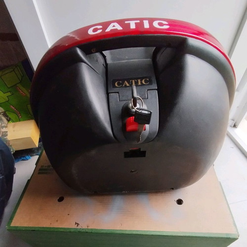 Catic Motorcycle Luggage Box like new with keys and mounting base