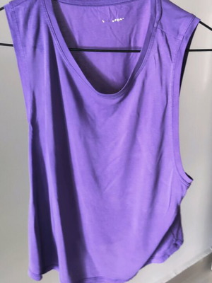 Dry fit purple sleeveless crop top used from Oysho size M
