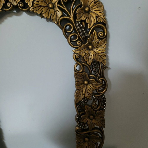 Mirror frame used with many details