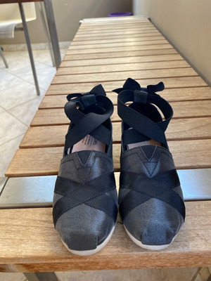 Παιδικά παπούτσια TOMS με κορδέλες τύπου μπαλαρίνας, άριστη κατάσταση, μέγεθος 32,5
