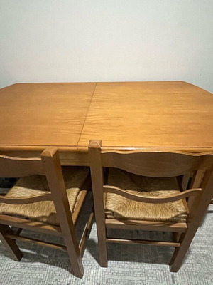 Τραπέζαρια ξύλινη ανοιγόμενη μεταχειρισμένη με 4 καρέκλες