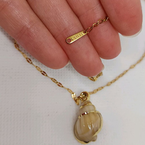 Shell necklace made of stainless steel like new, beige and gold