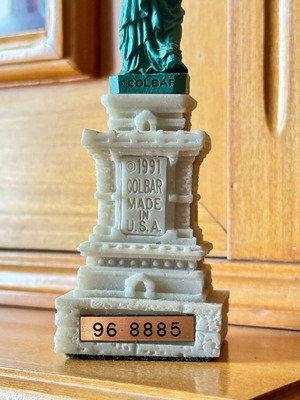 Vintage Statue of Liberty Colbar 1991 like new, collectible