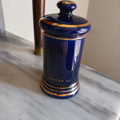 Porcelain pharmacy jar used with broken lid