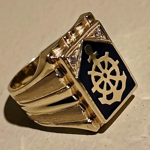Gold men's ring 14k like new with enamel and anchor design