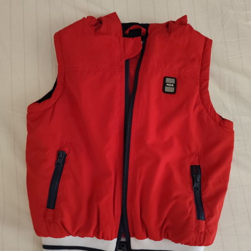Mandarino sleeveless children's vest size 4 like new, red