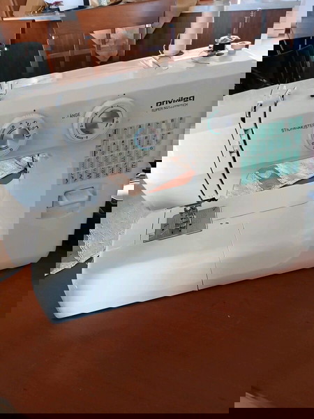 Ηλεκτρικη  ραπτομηχανή  ελάχιστα χρησιμοποιημενη