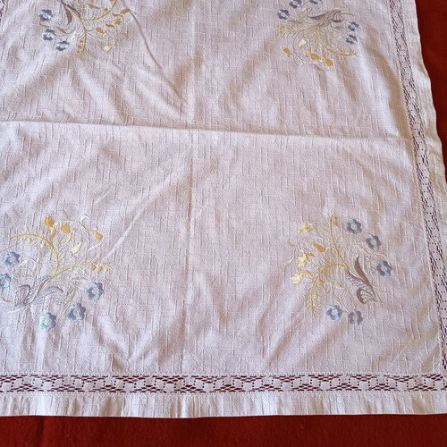 Linen square cloth with embroidered flowers and lace edging, like new