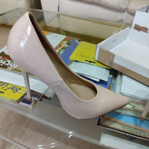 Botinelli cream patent leather pumps size 36 like new