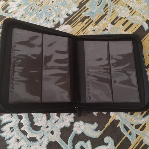 Toploader binder with 112 pockets like new, zipper