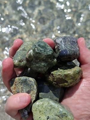 Epidoite pebbles pack of 8 with green shades from Attica beach