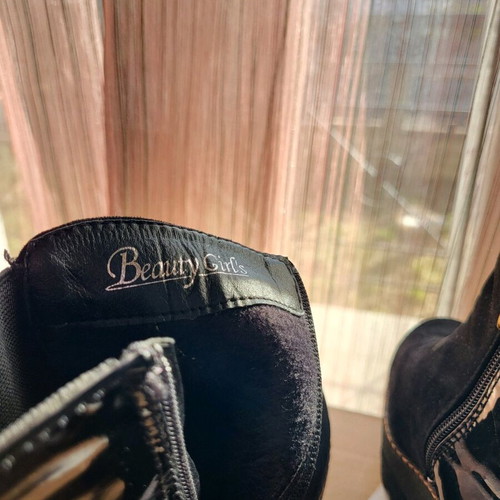 Beauty's Girl's black ankle boots like new, size 40