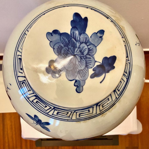 Ceramic Chinese vase spherical shape like new with lid