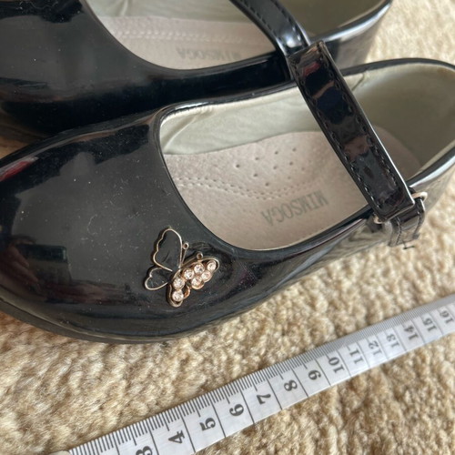 Mary Jane children's ballerinas like new, black patent leather with butterfly