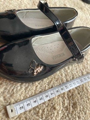 Mary Jane children's ballerinas like new, black patent leather with butterfly
