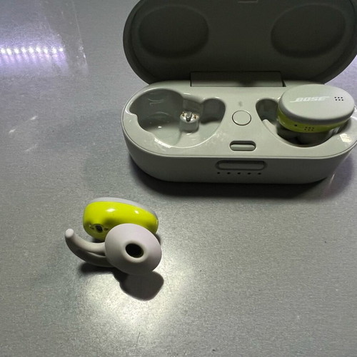 Bose QuietComfort Earbuds new with USB-C charging case
