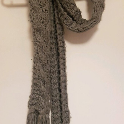 Knitted scarf grey with fringes