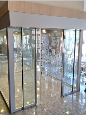 Refrigerated display chamber like new, all glass with automatic doors