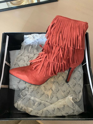 Boots with fringes Axel new, size 40