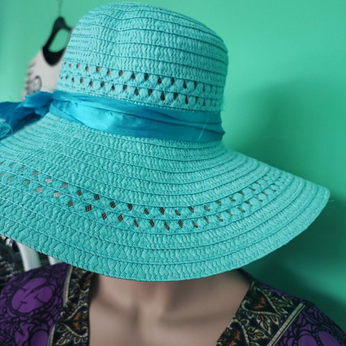 Beach hat with turquoise bow like new