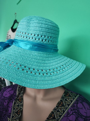 Beach hat with turquoise bow like new