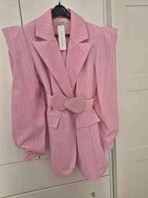 Κοστούμι ροζ ανοιξιάτικο καινούργιο, φαρδιά εφαρμογή, με ζώνη