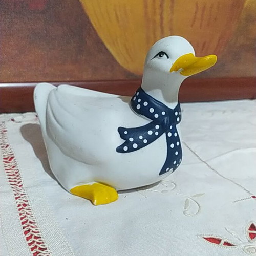 Clay decorative duck figurine