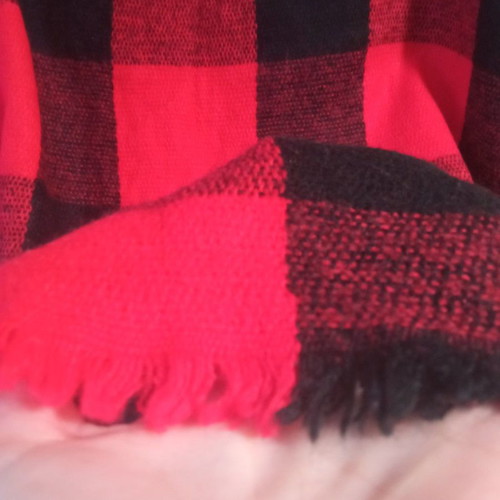 Red checked scarf like new, long and wide, very soft and warm