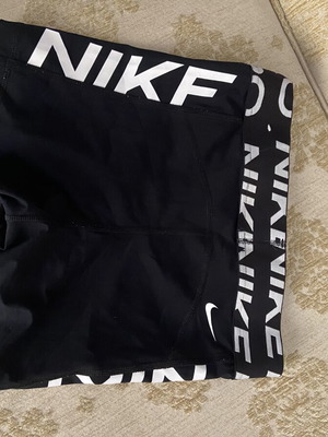 Γυναικείο αθλητικό σορτσάκι Nike σαν καινούργιο, μέγεθος S