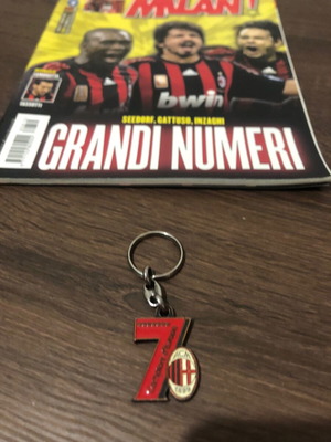 Αναμνηστικά official AC MILAN σαν καινούργιο, σετ μπρελόκ και περιοδικό