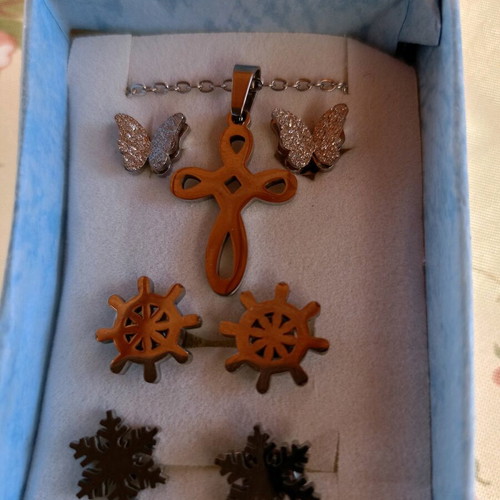 Stainless steel jewelry like new, three pairs of earrings and silver cross