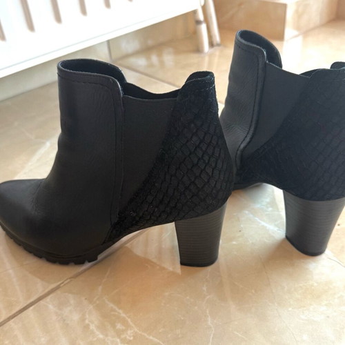 Caprice women's leather ankle boots black size 40 like new