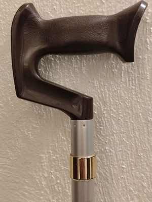 Adjustable aluminum walking cane with sturdy handle