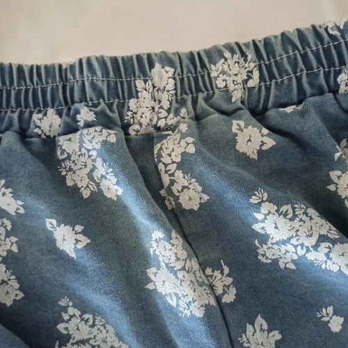 Denim skirt with flowers size large like new, blue