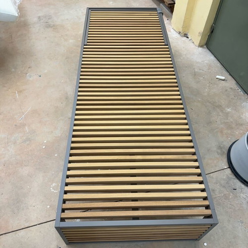 Set of aluminum and wood sun loungers with table new
