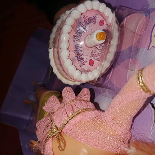 Sindy Birthday Surprise doll like new 1999-2000