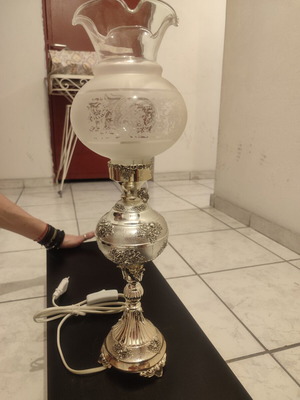 Επιτραπέζιο φωτιστικό λουξ στυλ με ασημί ανάγλυφα λουλούδια και γυαλί αμμοβολής