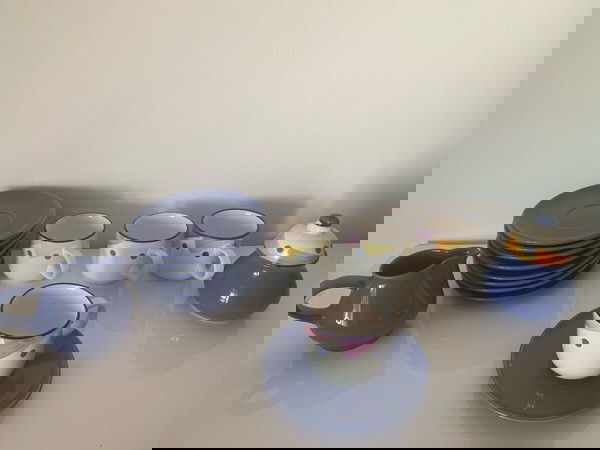 σετ με 9 πιατάκια, 4 φλιτζάνια, 1 ζαχαριέρα και μια κανάτα μικρή