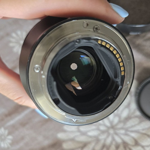 Sony FE 85mm f/1.8 lens like new