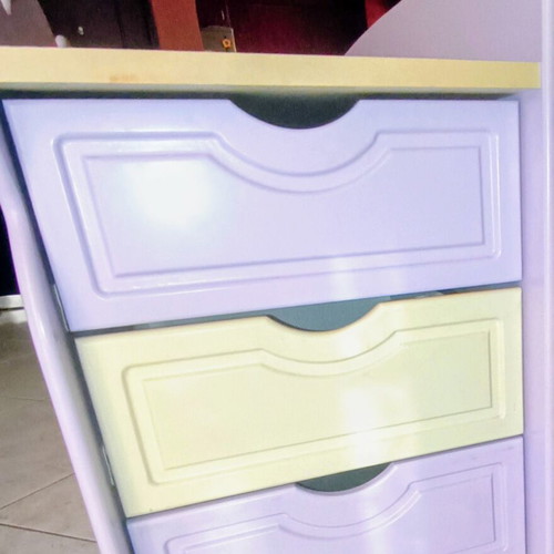 Children's dresser with 3 drawers like new, pastel colors