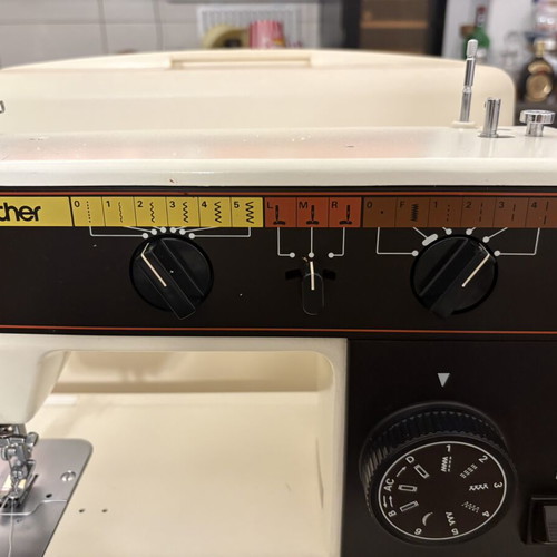 Brother Sewing Machine VX 667 Model E like new, in case